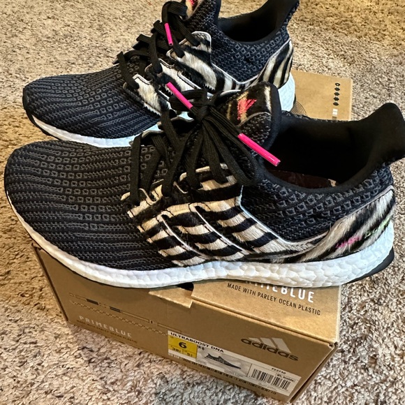 NIB Adidas Zebra  ULTRABOOST Size 6 - Picture 3 of 7